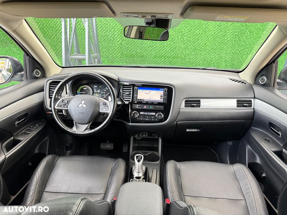 Mitsubishi Outlander 2.0 4WD Plug-In Hybrid Plus - 8