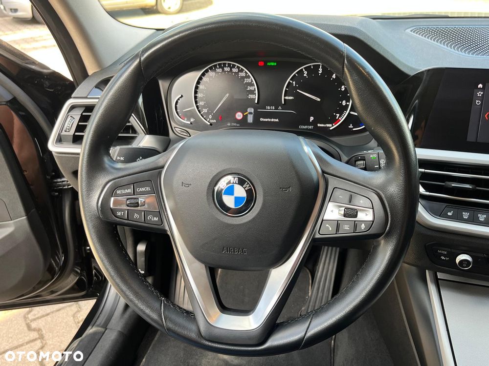 BMW Seria 3 330i xDrive Advantage sport - 23