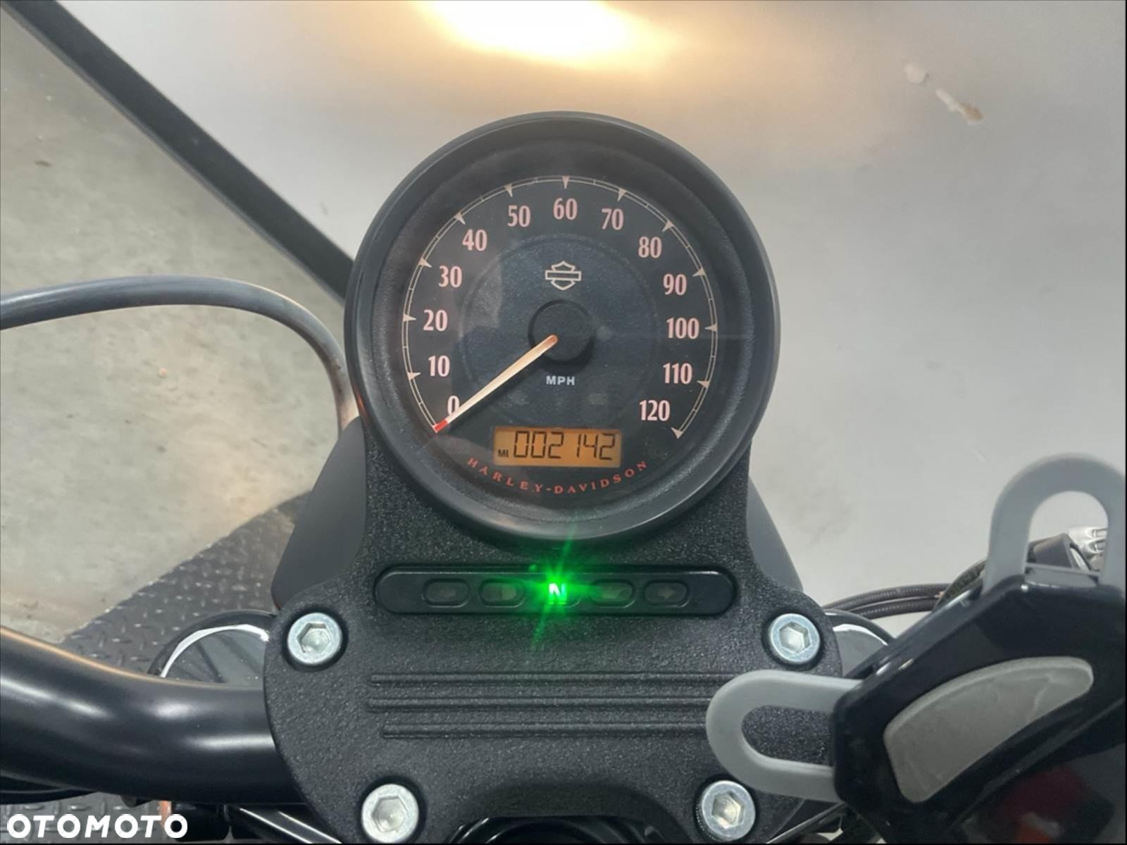 Harley-Davidson Sportster Iron 883 - 5