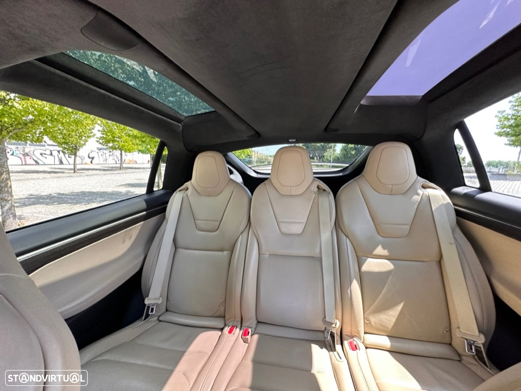 Tesla Model X 90D - 27