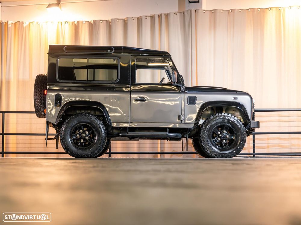 Land Rover Defender - 1