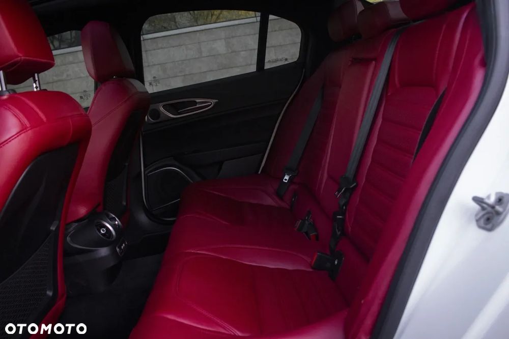 Alfa Romeo Giulia 2.0 Turbo 16V AT8-Q4 Ti - 18