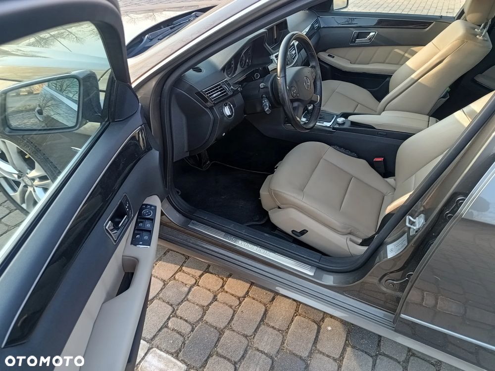 Mercedes-Benz Klasa E 250 CGI BlueEffICIENCY Avantgarde - 12