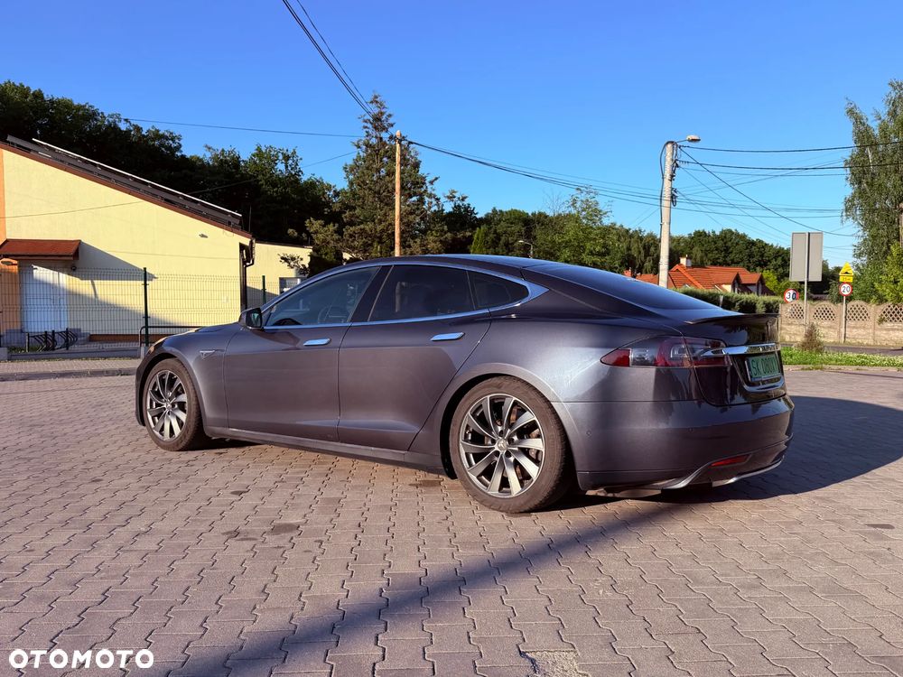 Tesla Model S 85 D - 3
