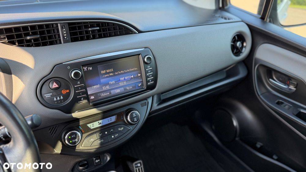 Toyota Yaris Hybrid 100 Premium - 21