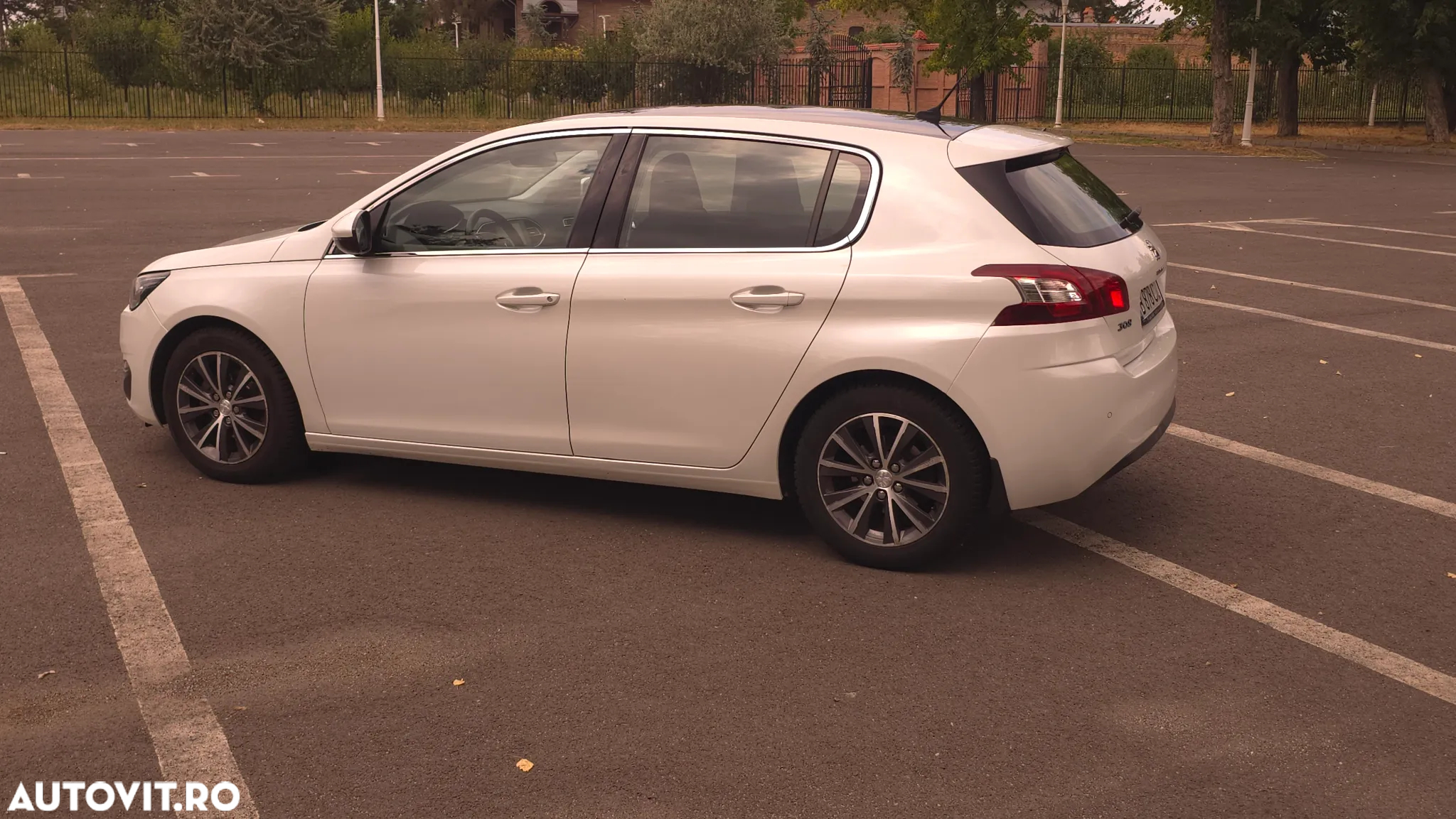 Peugeot 308 1.6 e-HDI FAP STT Allure - 14