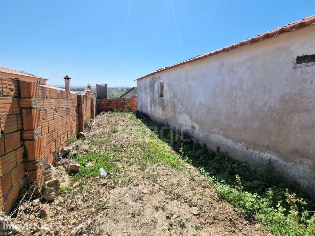 Moradia térrea com logradouro e pátio em São Pedro da Cadeira. - Grande imagem: 4/10