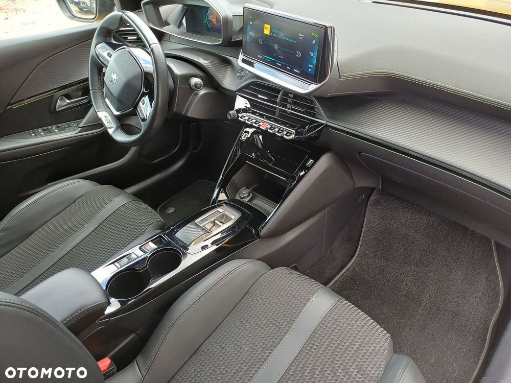 Peugeot 208 - 8