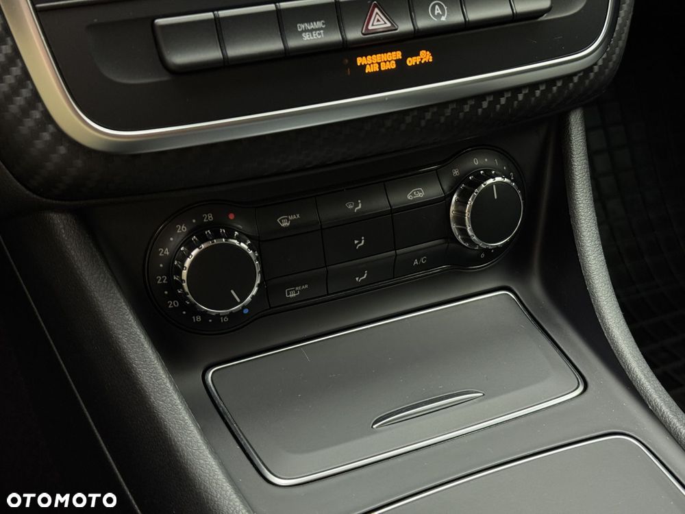 Mercedes-Benz GLA 180 7G-DCT - 29