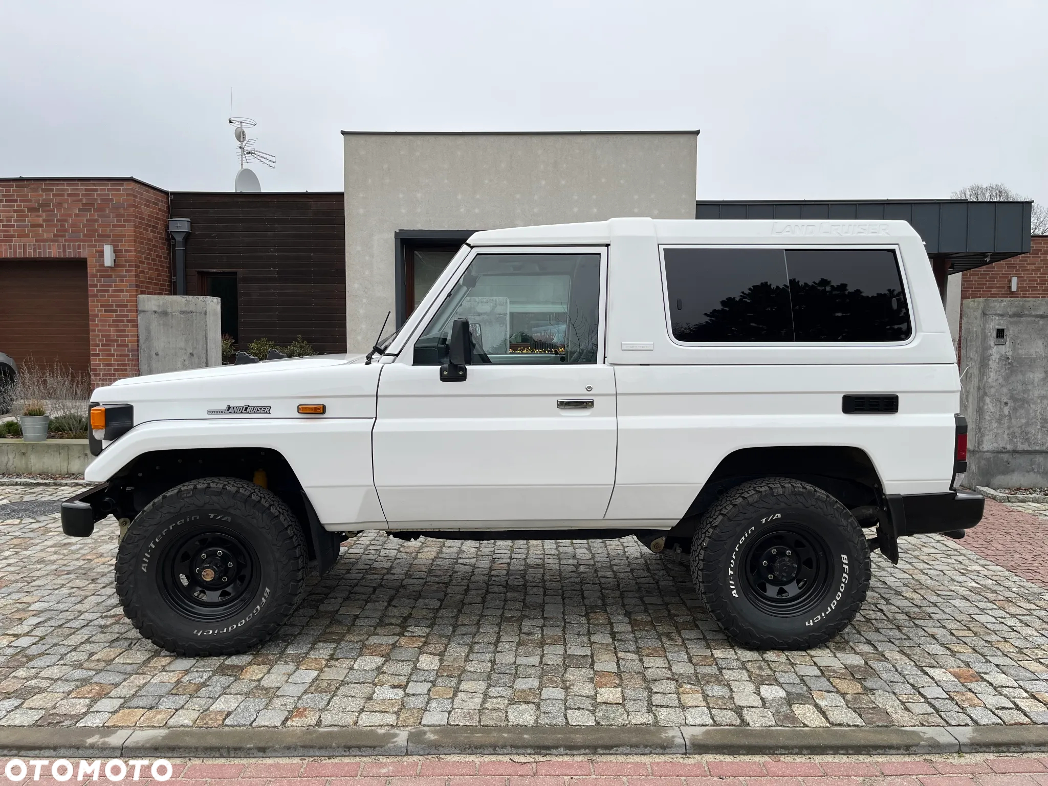 Toyota Land Cruiser HT LX - 2