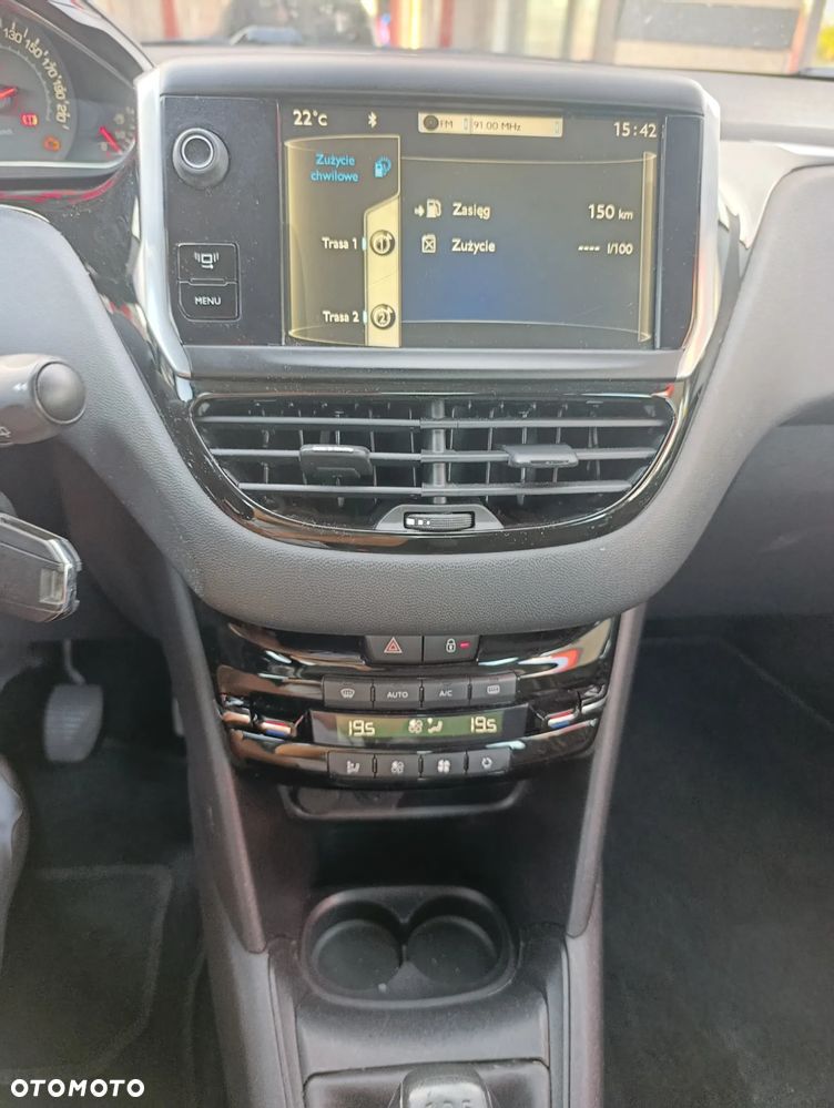 Peugeot 208 - 8