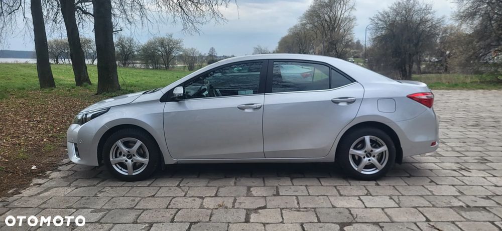 Toyota Corolla 1.6 Premium + - 18