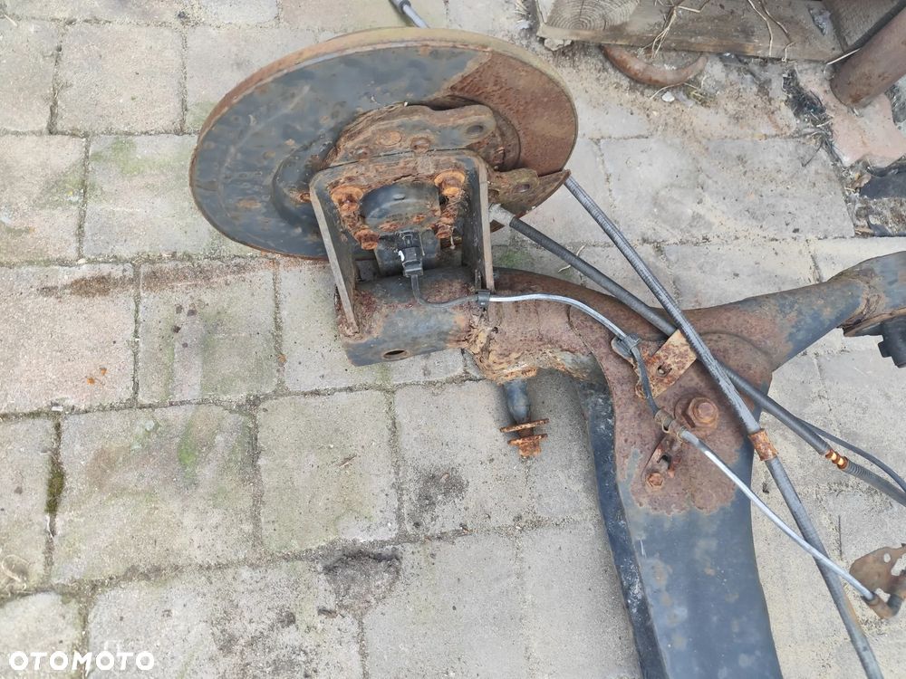 Toyota Corolla verso II belka zawieszenia tył piasty - 2