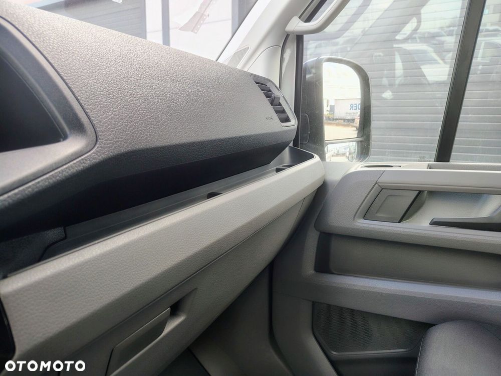 Volkswagen Crafter Crafter 35 Furgon z wysokim dachem silnik: 2,0 l EURO VI SCR 163 KM / skrzynia biegów: Przedni napęd automatyczna 8-biegowa rozstaw osi: 4490 mm L5 - 14