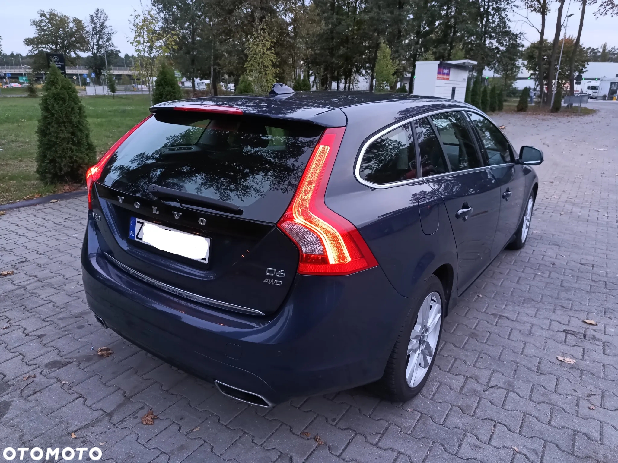 Volvo V60 D6 AWD Plug-in Hybrid R-Design Summum - 11