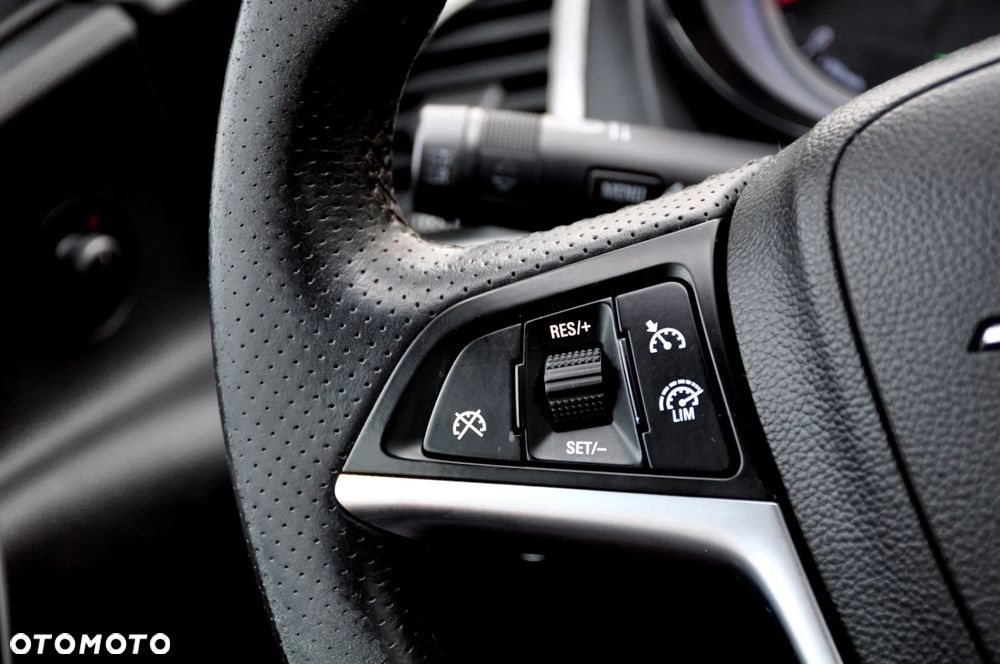 Opel Astra 1.6 Turbo Edition - 30