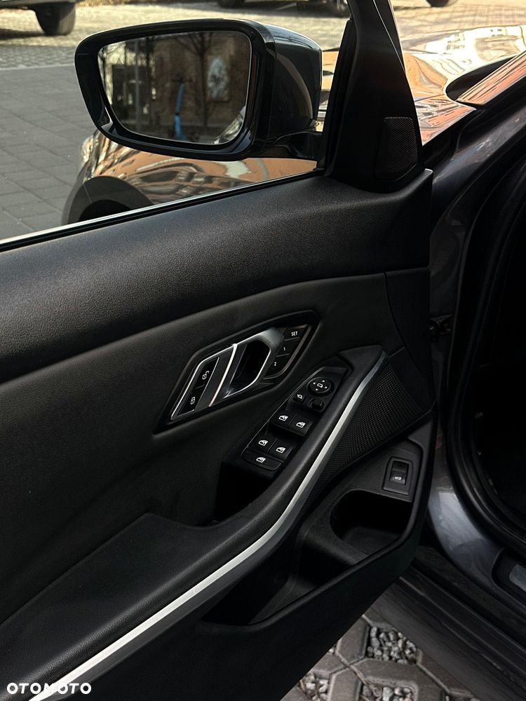 BMW Seria 3 330i xDrive - 15