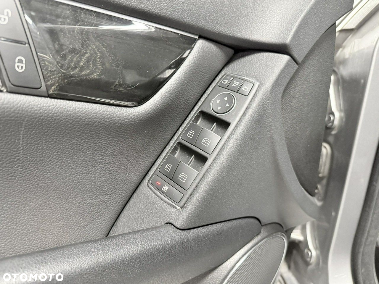 Mercedes-Benz Klasa C 200 CDI DPF (BlueEFFICIENCY) 7G-TRONIC Avantgarde - 37