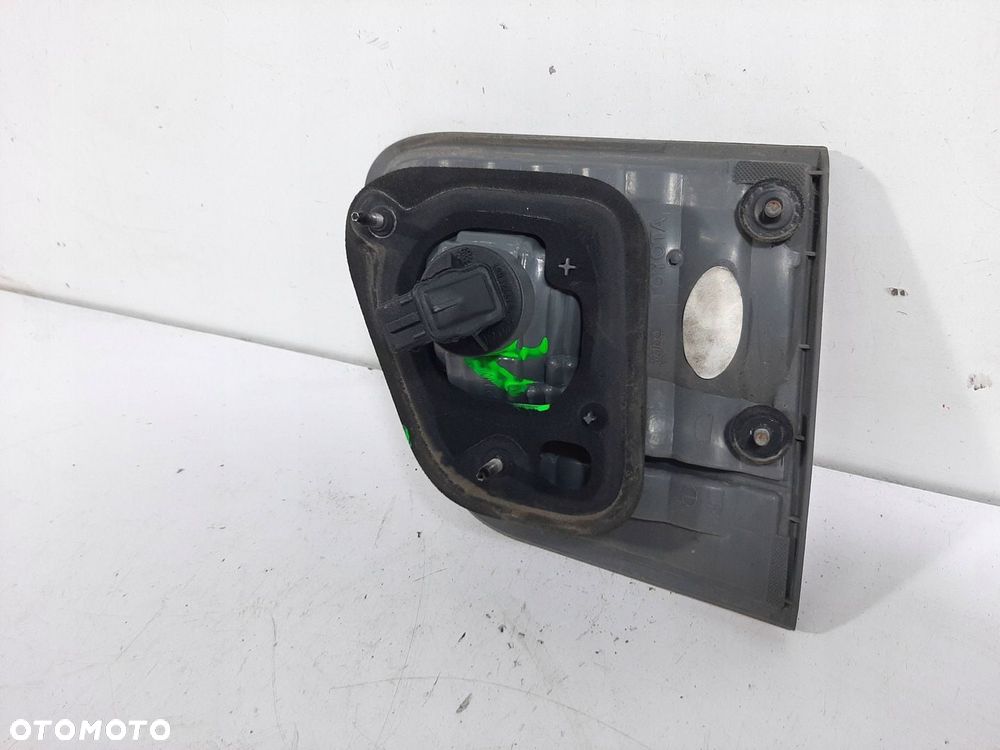 TOYOTA AVENSIS T27 KOMBI 09R LAMPA W KLAPE PRAWA TYL - 7