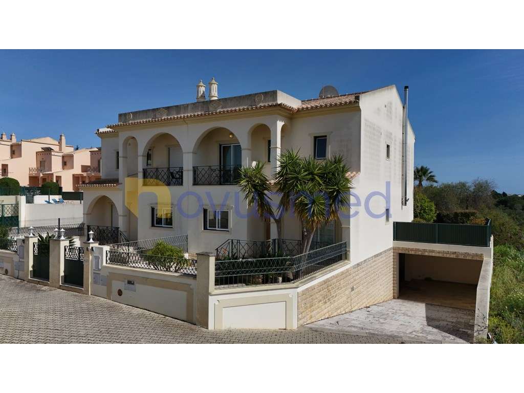 Moradia Geminada em Albufeira com 3 Suites, piscina e garagem - Grande imagem: 2/49