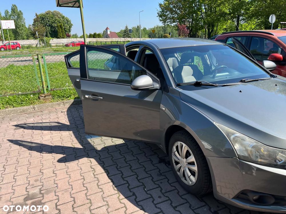 Chevrolet Cruze 1.6 Base - 9