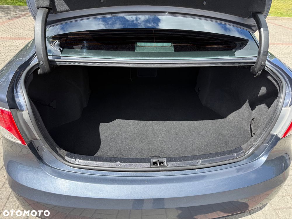 Toyota Avensis 2.0 Executive - 8