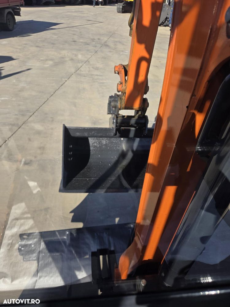 Hitachi ZX19-6, 2 tone, CUPLA RAPIDA+4 CUPE, adancime sapare 2,5m, latime 0,8m cu senile extensibile la 1,2m, inst picon pe brate, lama nivelare, ridica 1tona, senile 80% ok, produs in JAPONIA, STARE FOARTE BUNA, posibilitate leasing-PROMOTIE 21.900 Eur+Tva - 19
