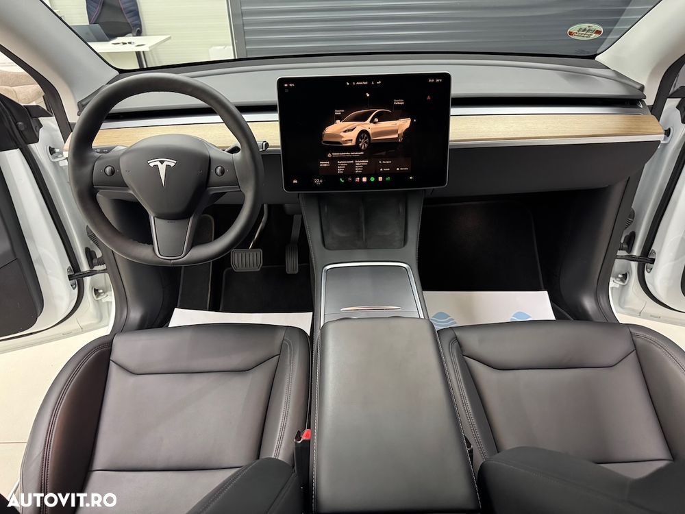 Tesla Model Y - 8