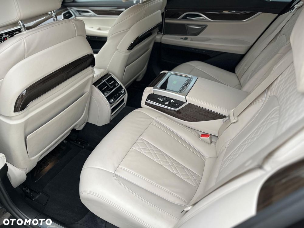 BMW Seria 7 750i xDrive - 8