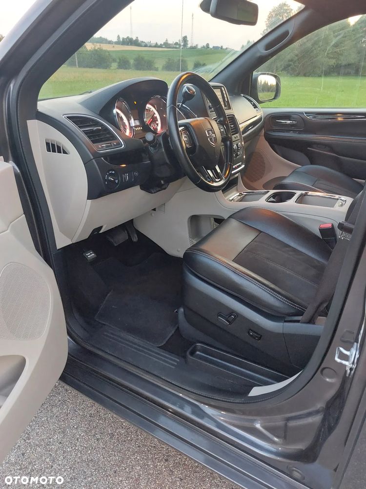Dodge Grand Caravan - 36