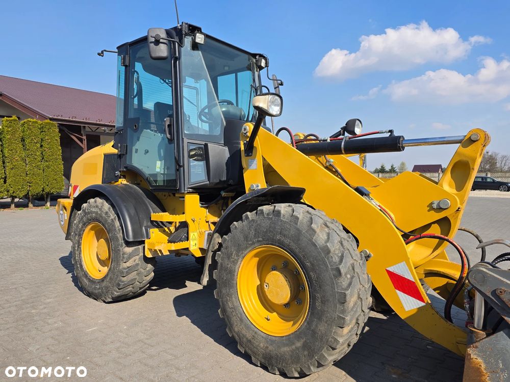 Caterpillar 908H2, 2014 ROK, 5700 MTH, ŁYŻKA OTWIERANA + WIDŁY - 9