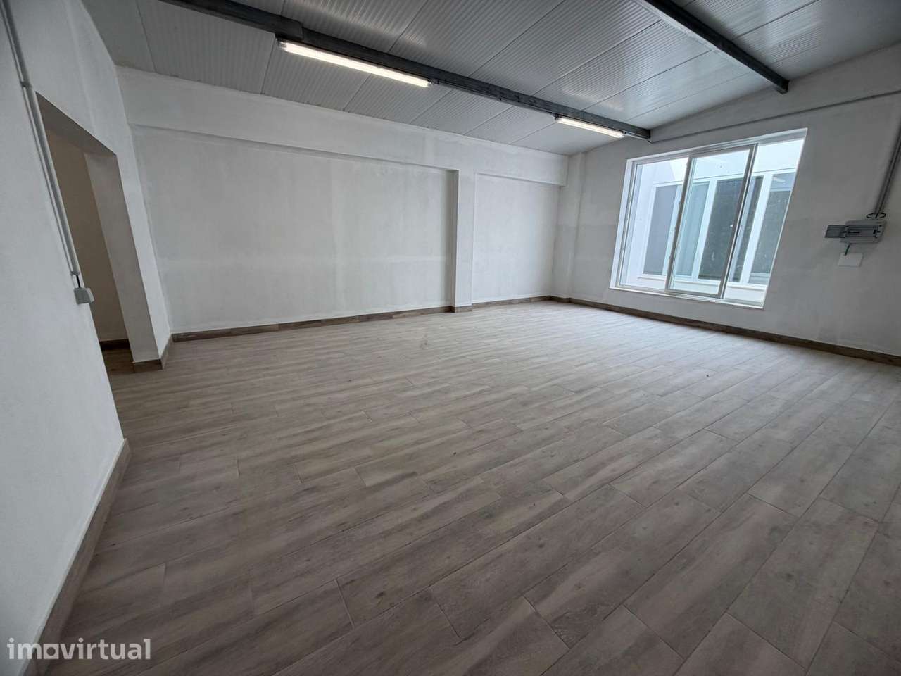 Armazém Totalmente Remodelado na Baixa da Banheira - Grande imagem: 2/15