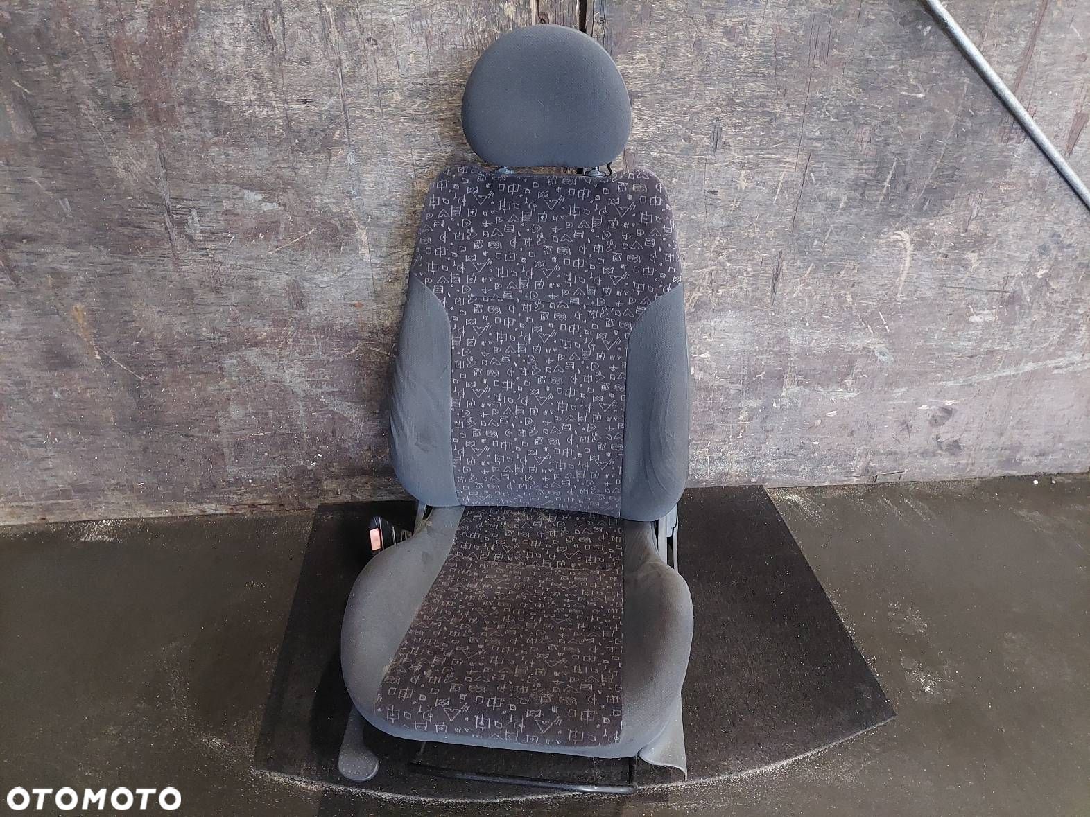 FOTEL LEWY PRZÓD KIEROWCY OPEL CORSA C HB 5D - 1