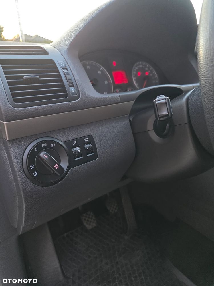 Volkswagen Touran 2.0 TDI DPF Comfortline - 13