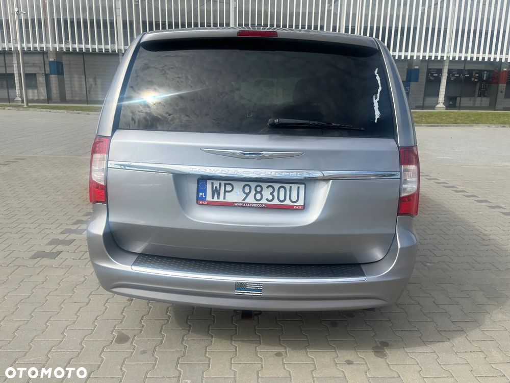 Chrysler Town & Country - 6