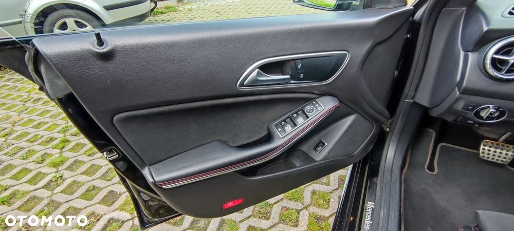 Mercedes-Benz CLA 220 4-Matic AMG Line - 19