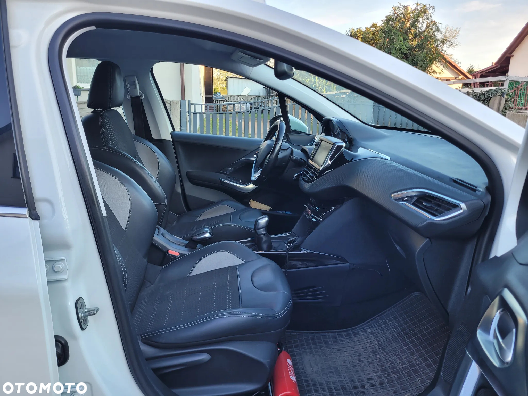 Peugeot 2008 1.2 Pure Tech Allure S&S - 21