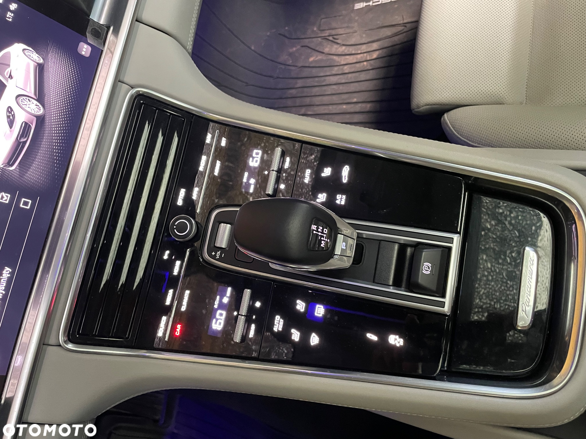 Porsche Panamera 4 Platinum Edition - 26