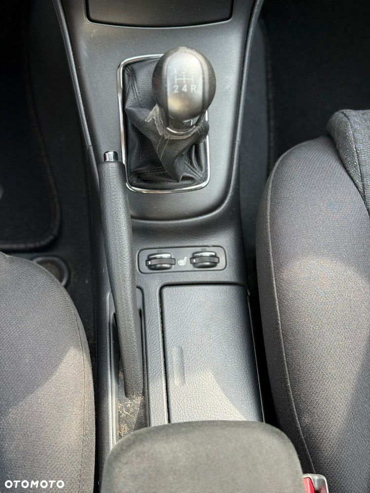 Toyota Avensis 2.0 VVT-i Combi Executive - 26