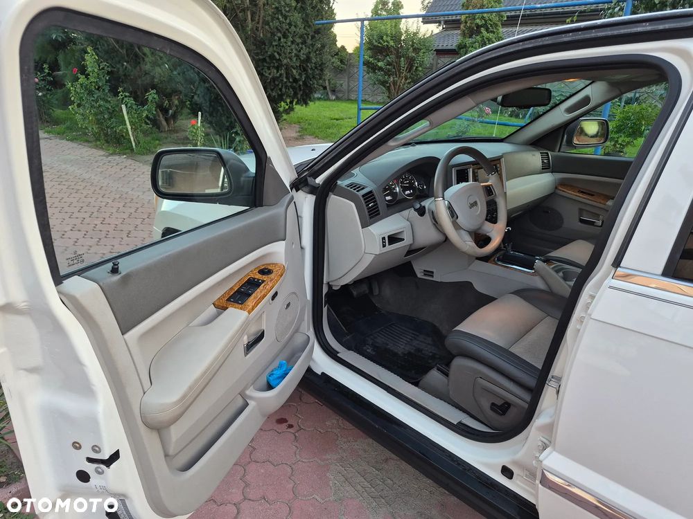 Jeep Grand Cherokee - 12