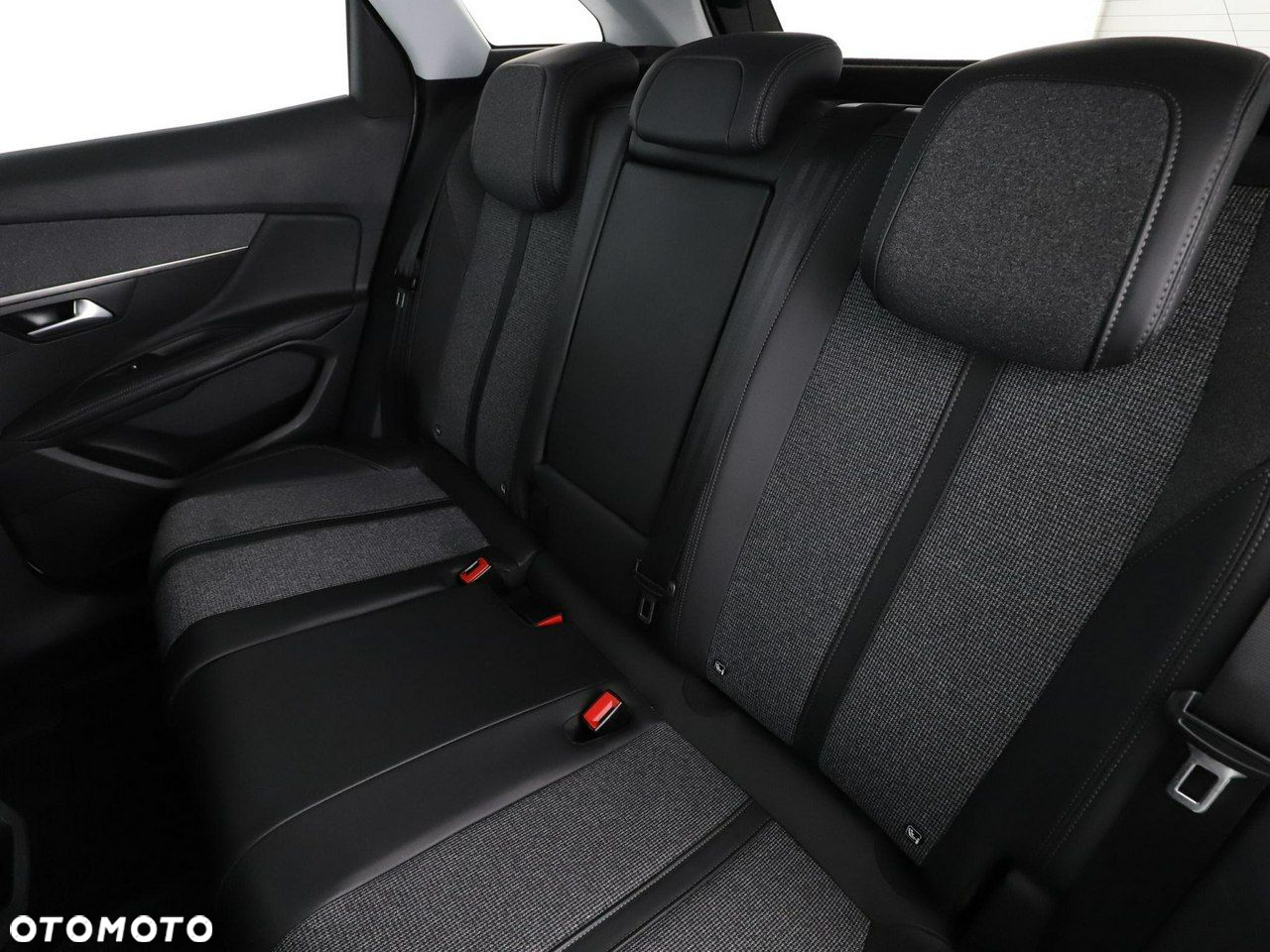 Peugeot 3008 1.2 PureTech Allure S&S EAT8 - 17