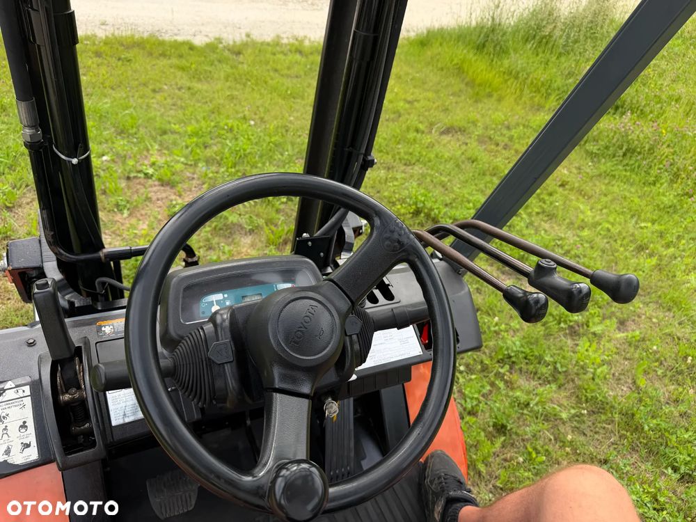 Toyota 7FDF25 Wózek Widłowy 2,5tony. Niski Przebieg 4800 mtg. Wolny skok. Triplex. Oryginał z Norwegii z Gospodarstwa ziemniaczanego woził lekkie ładunki.. Zero luzów i wycieków. Maszyna po wszystkich dużych serwisach w DEKRA. ZERO wkładu własnego. Maszt Triplex. Dodatkowa 3 linia Hydrauliczna. Diesel! Hamulce brzytwa! Koła pełne. REWERS JAZDA. Opony bardzo ładne. Oświetlenie fabryczne. Potężna moc. Wysoka precyzja pracy oraz jazdy! - 15