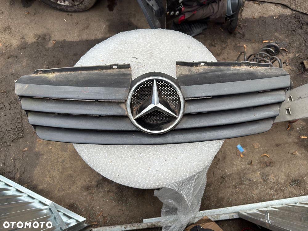 MERCEDES VANEO GRIL ATRAPA