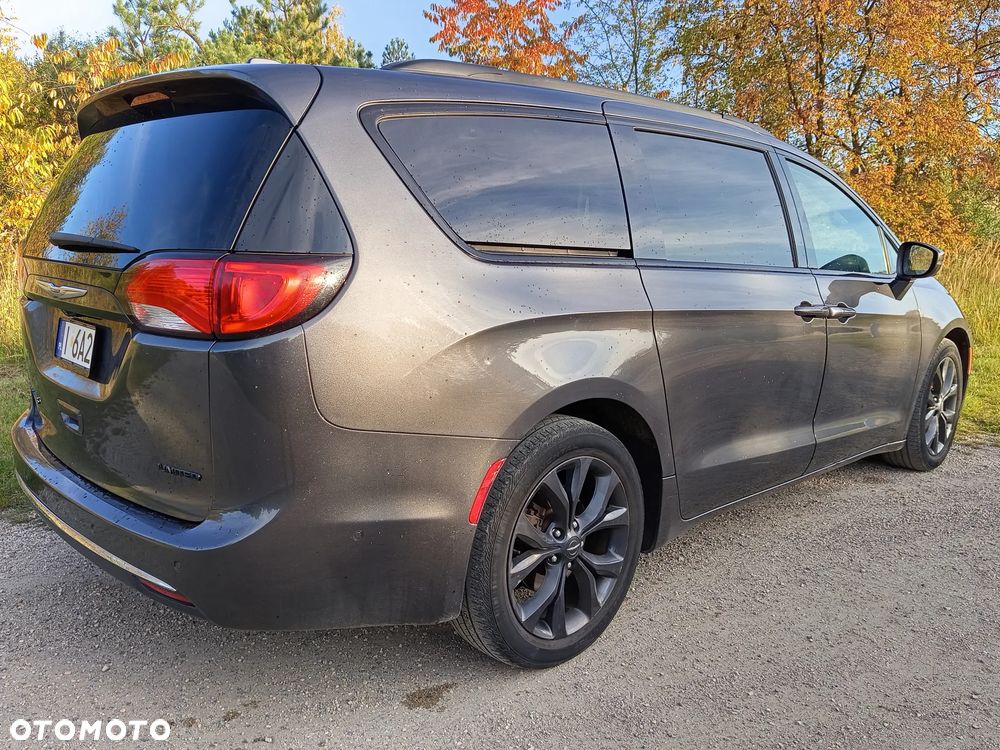 Chrysler Pacifica - 17