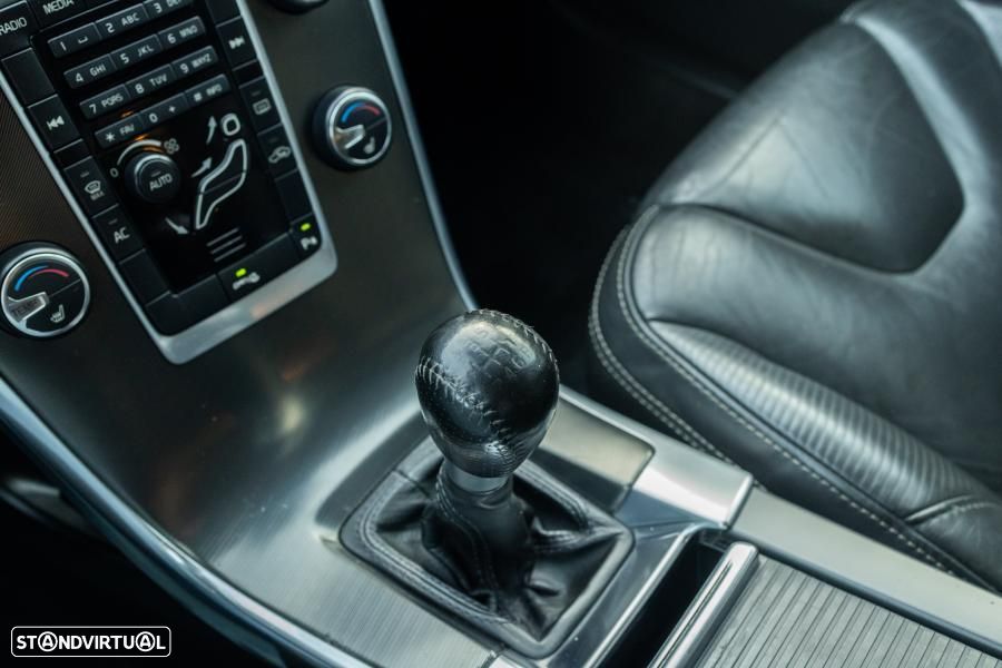 Volvo XC 60 2.0 D3 Drive R-Design 85 Anos Start/Stop - 43