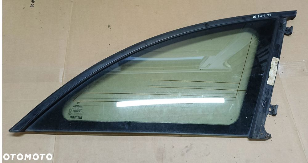 W251 szyba karoseryjna tylna tył Mercedes - 1
