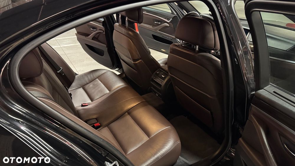 BMW Seria 5 550i xDrive - 12