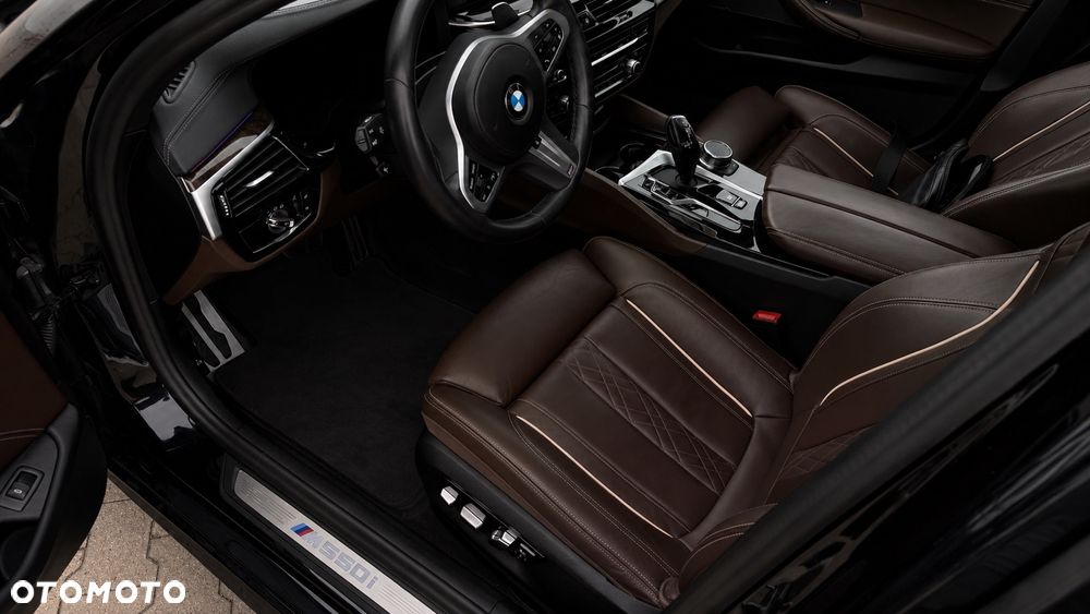 BMW Seria 5 M550i xDrive sport - 13