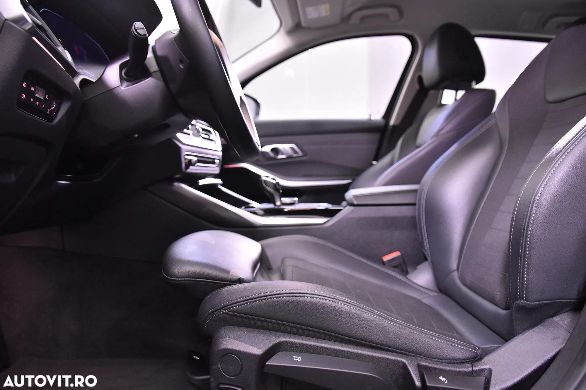 BMW Seria 3 318i Touring Aut. - 24