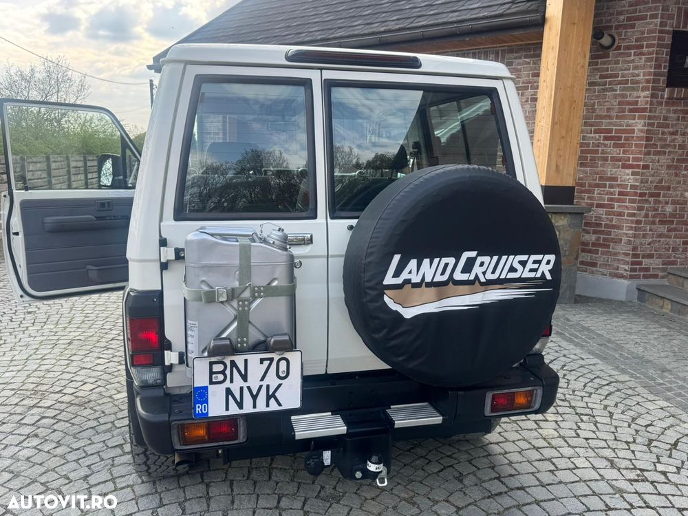 Toyota LANDCRUISER - 12